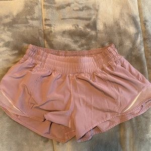 lululemon hotty hot short 2.5”